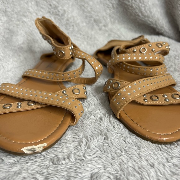 Women’s Wet Seal Beige Studded Strappy Sandals Size 8 - Picture 2 of 3